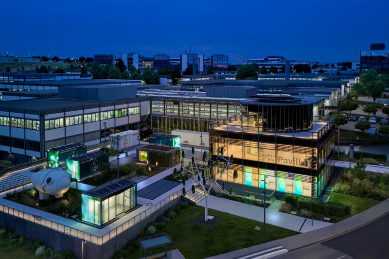 All Electric Society Park in Blomberg bei Nacht